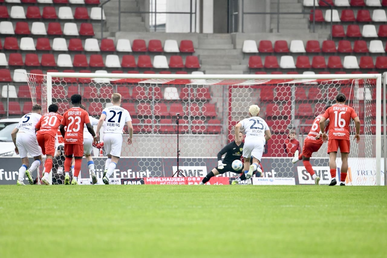 Gastgeschenke verhalfen guter Rot-Weiß-Elf zum glücklichen Sieg 1