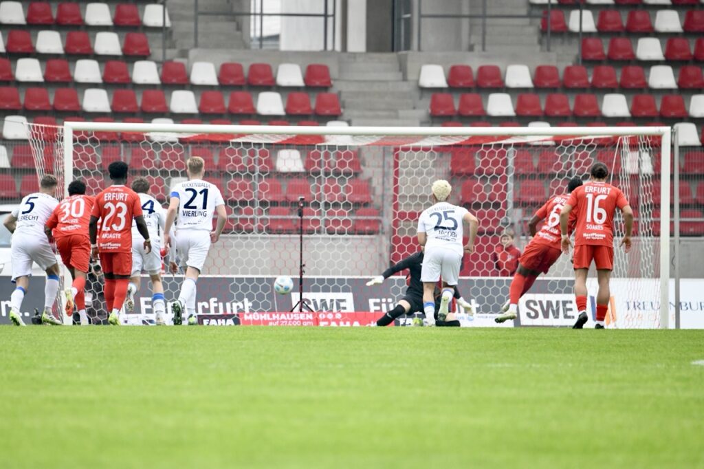 Gastgeschenke verhalfen guter Rot-Weiß-Elf zum glücklichen Sieg 2