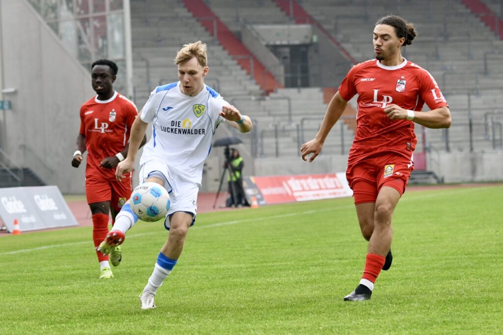 Gastgeschenke verhalfen guter Rot-Weiß-Elf zum glücklichen Sieg 19