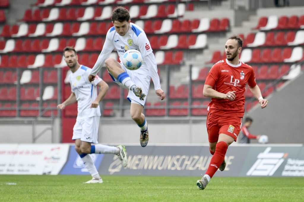 Gastgeschenke verhalfen guter Rot-Weiß-Elf zum glücklichen Sieg 21