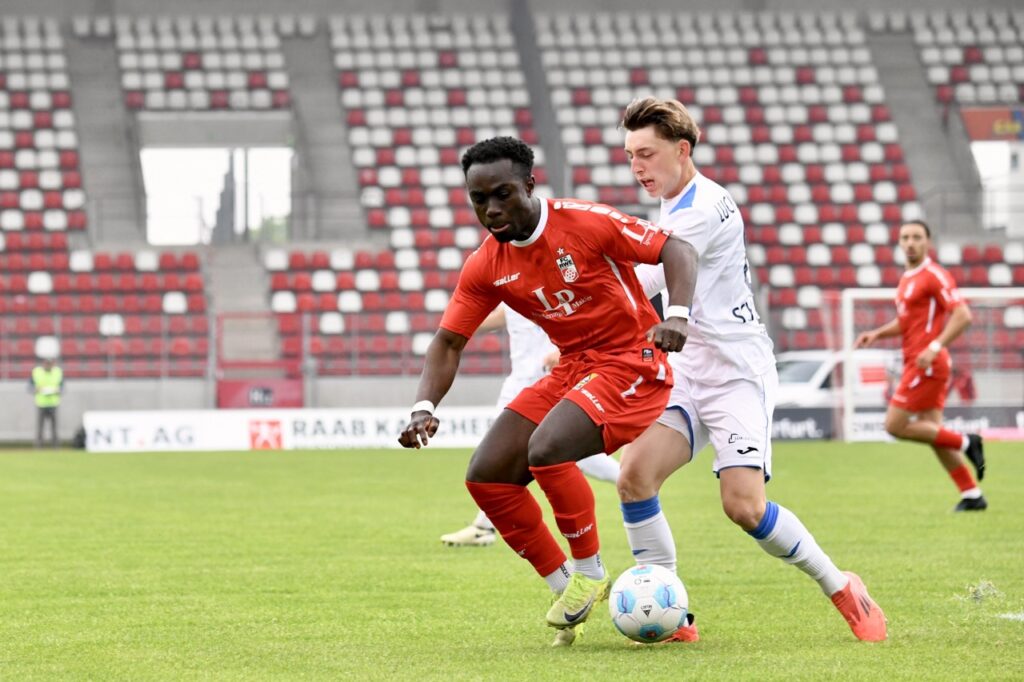 Gastgeschenke verhalfen guter Rot-Weiß-Elf zum glücklichen Sieg 22