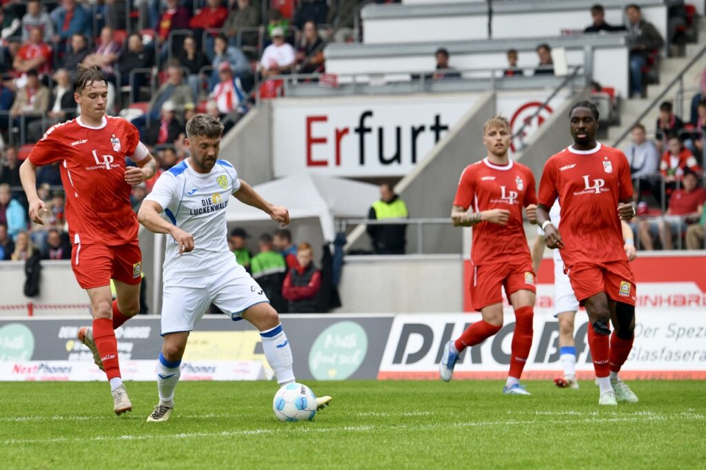 Gastgeschenke verhalfen guter Rot-Weiß-Elf zum glücklichen Sieg 23