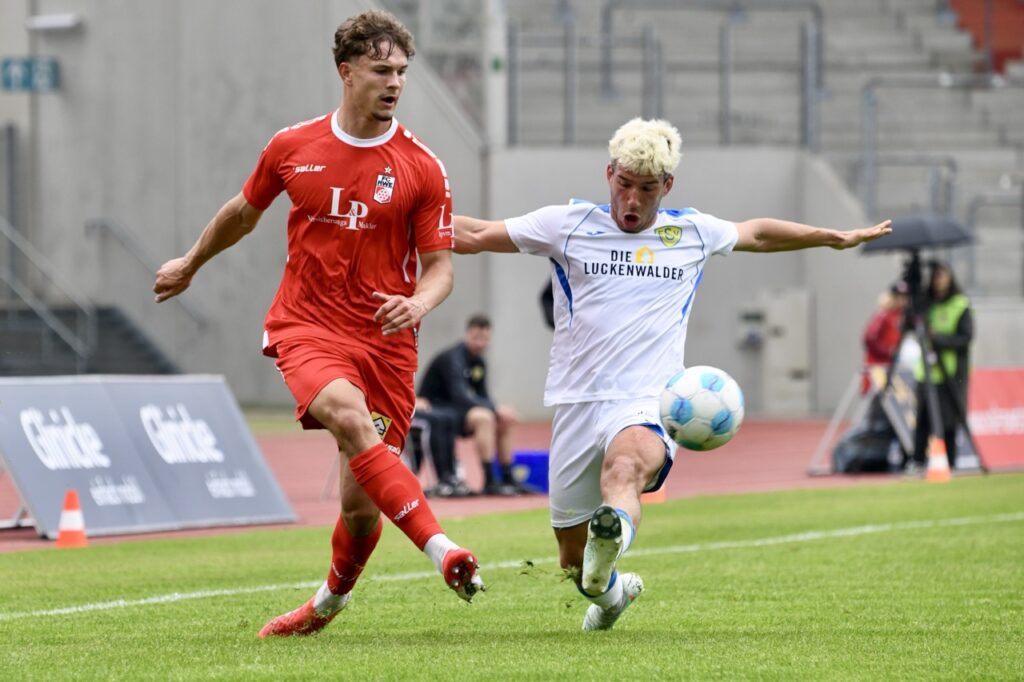 Gastgeschenke verhalfen guter Rot-Weiß-Elf zum glücklichen Sieg 27