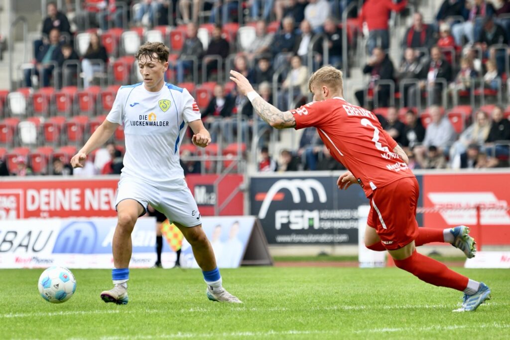 Gastgeschenke verhalfen guter Rot-Weiß-Elf zum glücklichen Sieg 30