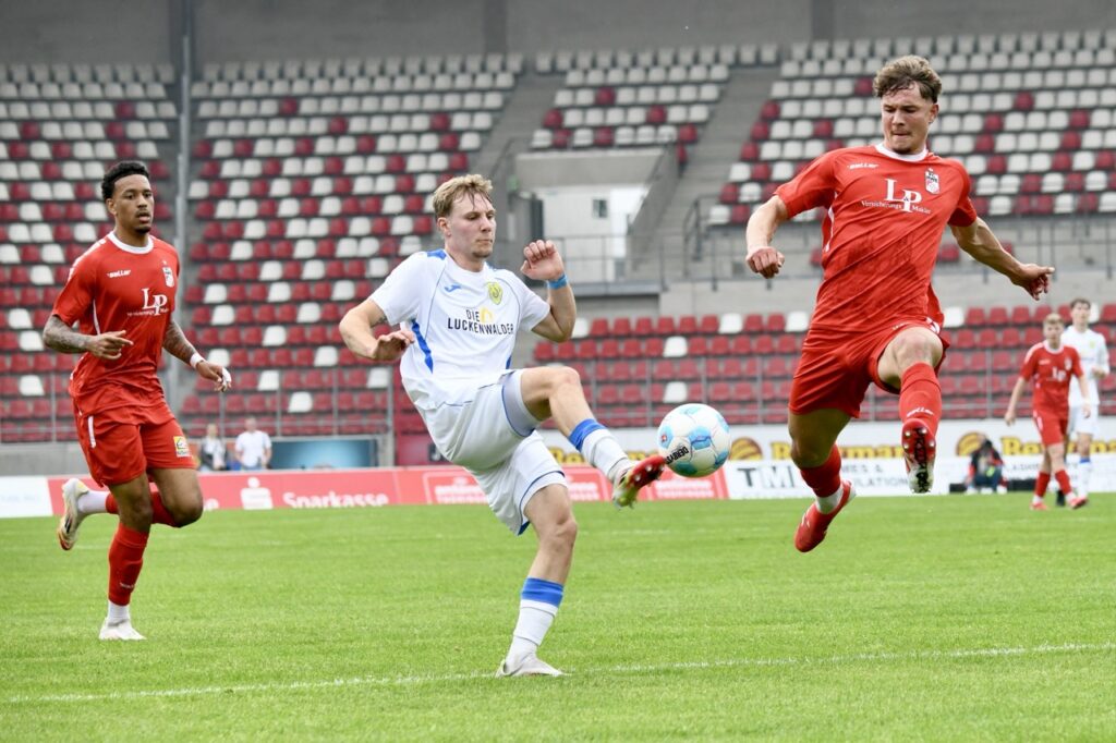 Gastgeschenke verhalfen guter Rot-Weiß-Elf zum glücklichen Sieg 31