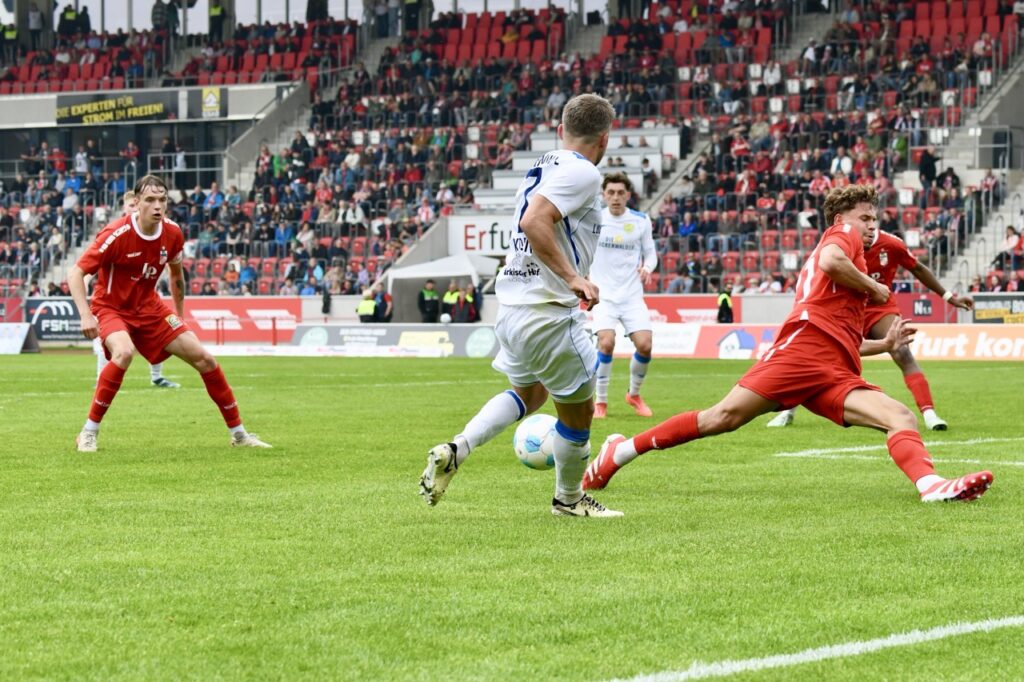 Gastgeschenke verhalfen guter Rot-Weiß-Elf zum glücklichen Sieg 33