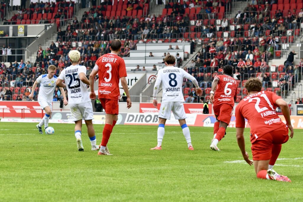 Gastgeschenke verhalfen guter Rot-Weiß-Elf zum glücklichen Sieg 34