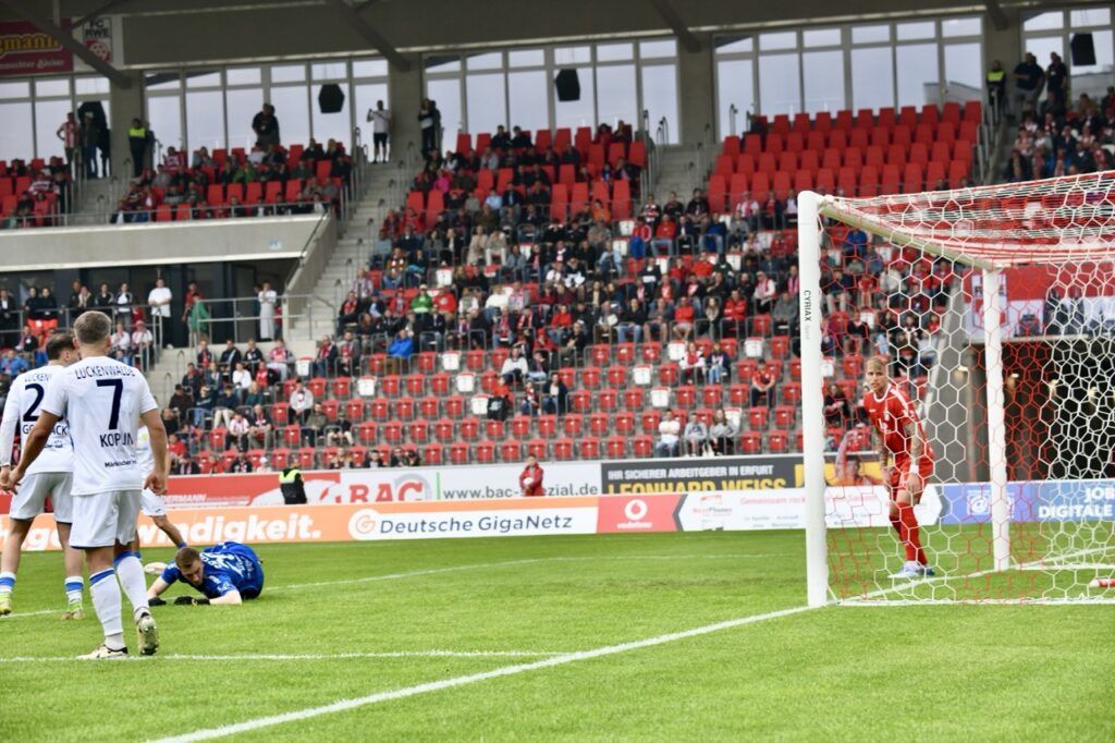 Gastgeschenke verhalfen guter Rot-Weiß-Elf zum glücklichen Sieg 35