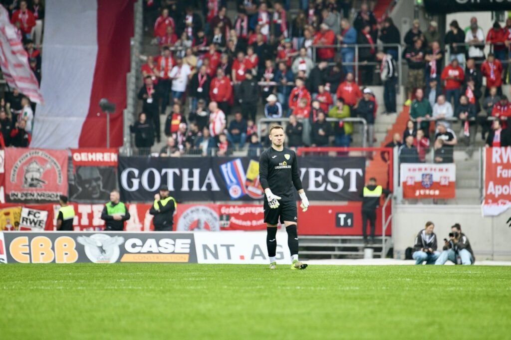 Gastgeschenke verhalfen guter Rot-Weiß-Elf zum glücklichen Sieg 36