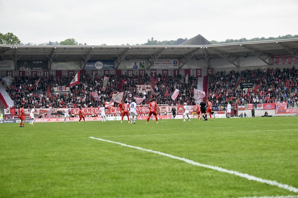 Gastgeschenke verhalfen guter Rot-Weiß-Elf zum glücklichen Sieg 37