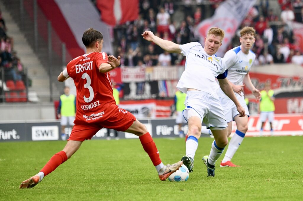 Gastgeschenke verhalfen guter Rot-Weiß-Elf zum glücklichen Sieg 38