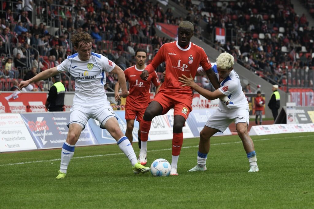 Gastgeschenke verhalfen guter Rot-Weiß-Elf zum glücklichen Sieg 41