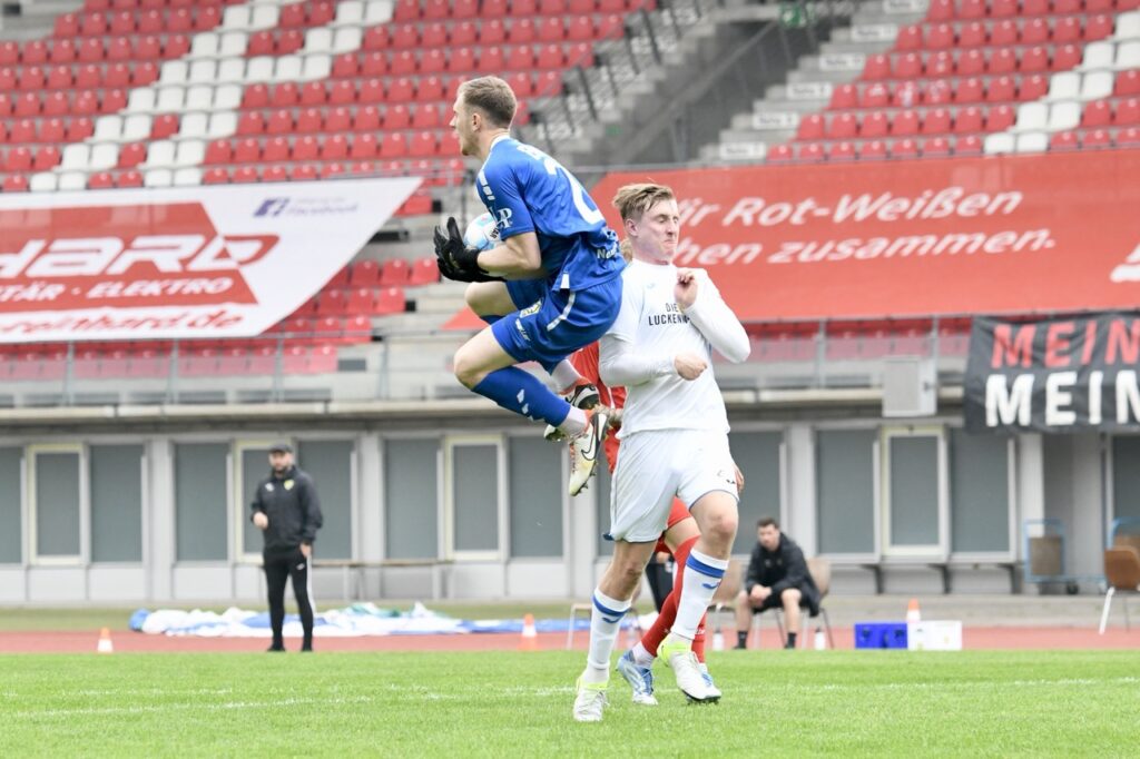 Gastgeschenke verhalfen guter Rot-Weiß-Elf zum glücklichen Sieg 42