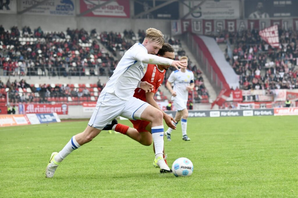 Gastgeschenke verhalfen guter Rot-Weiß-Elf zum glücklichen Sieg 43