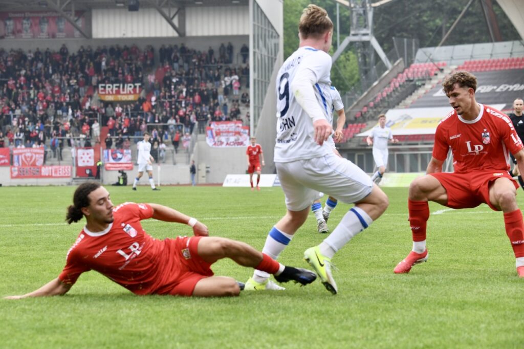 Gastgeschenke verhalfen guter Rot-Weiß-Elf zum glücklichen Sieg 44