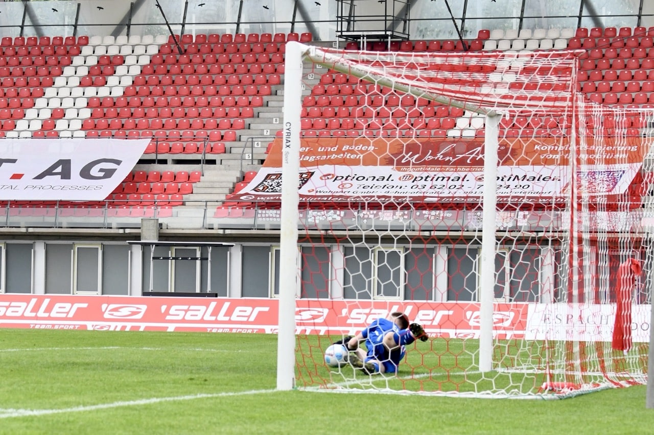 Gastgeschenke verhalfen guter Rot-Weiß-Elf zum glücklichen Sieg 8