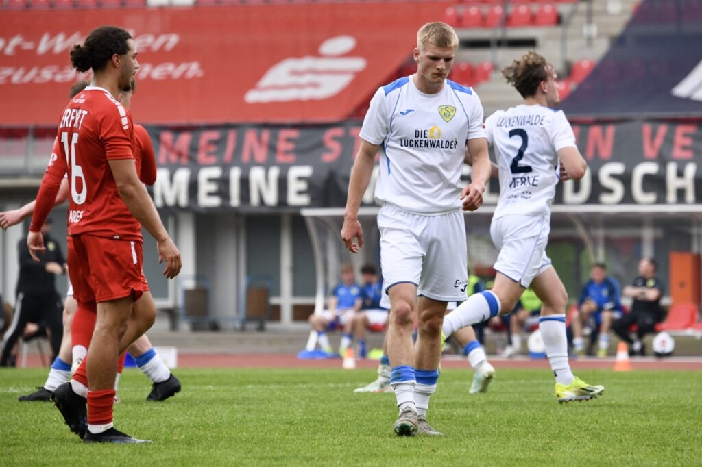 Gastgeschenke verhalfen guter Rot-Weiß-Elf zum glücklichen Sieg 46