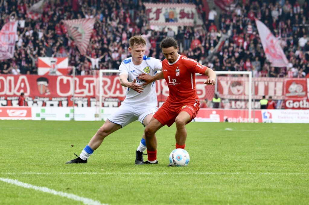 Gastgeschenke verhalfen guter Rot-Weiß-Elf zum glücklichen Sieg 47