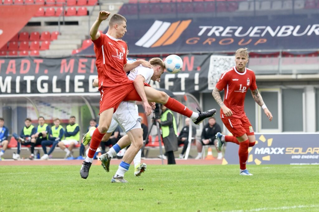 Gastgeschenke verhalfen guter Rot-Weiß-Elf zum glücklichen Sieg 48