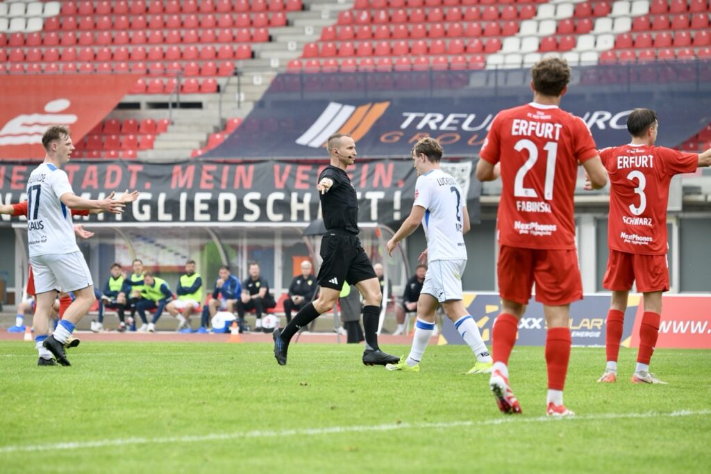 Gastgeschenke verhalfen guter Rot-Weiß-Elf zum glücklichen Sieg 9