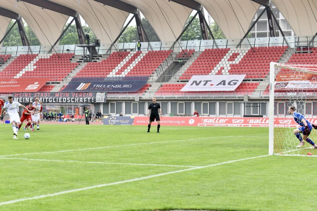 Gastgeschenke verhalfen guter Rot-Weiß-Elf zum glücklichen Sieg 10