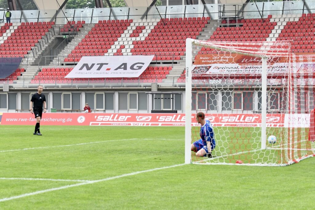 Gastgeschenke verhalfen guter Rot-Weiß-Elf zum glücklichen Sieg 11