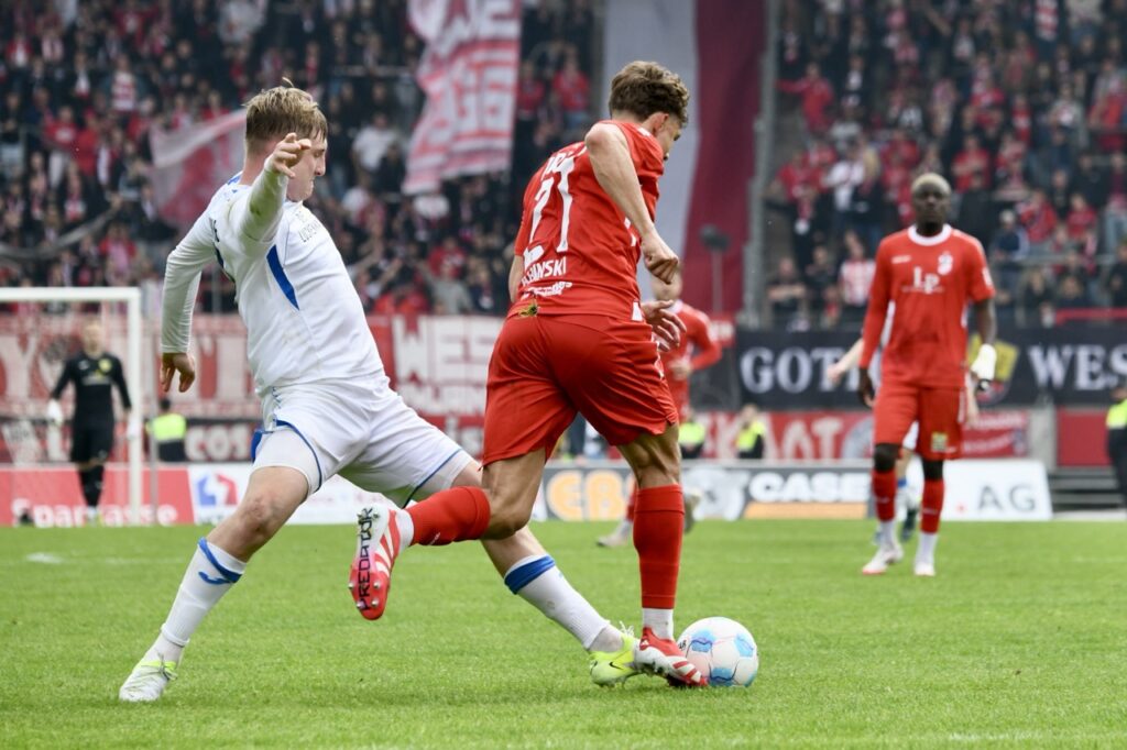 Gastgeschenke verhalfen guter Rot-Weiß-Elf zum glücklichen Sieg 52