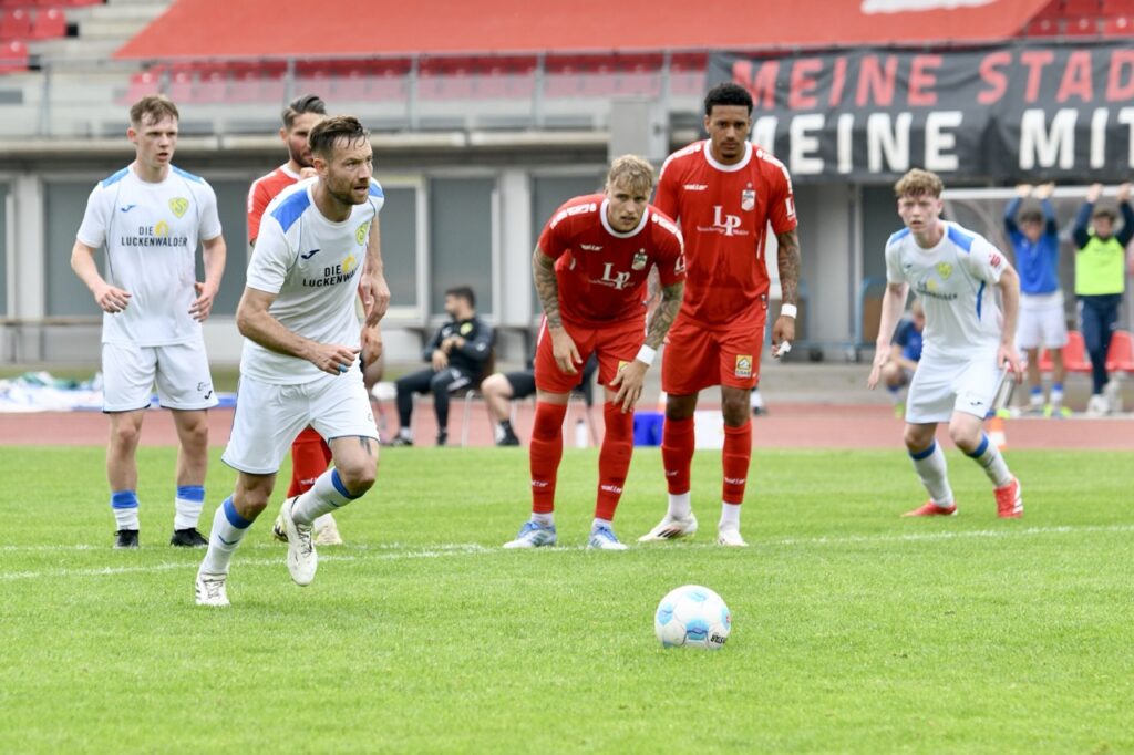 Gastgeschenke verhalfen guter Rot-Weiß-Elf zum glücklichen Sieg 12