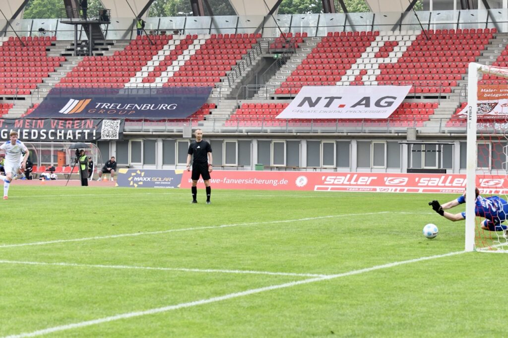 Gastgeschenke verhalfen guter Rot-Weiß-Elf zum glücklichen Sieg 13