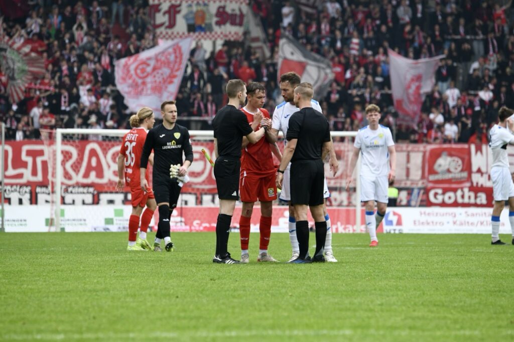 Gastgeschenke verhalfen guter Rot-Weiß-Elf zum glücklichen Sieg 55