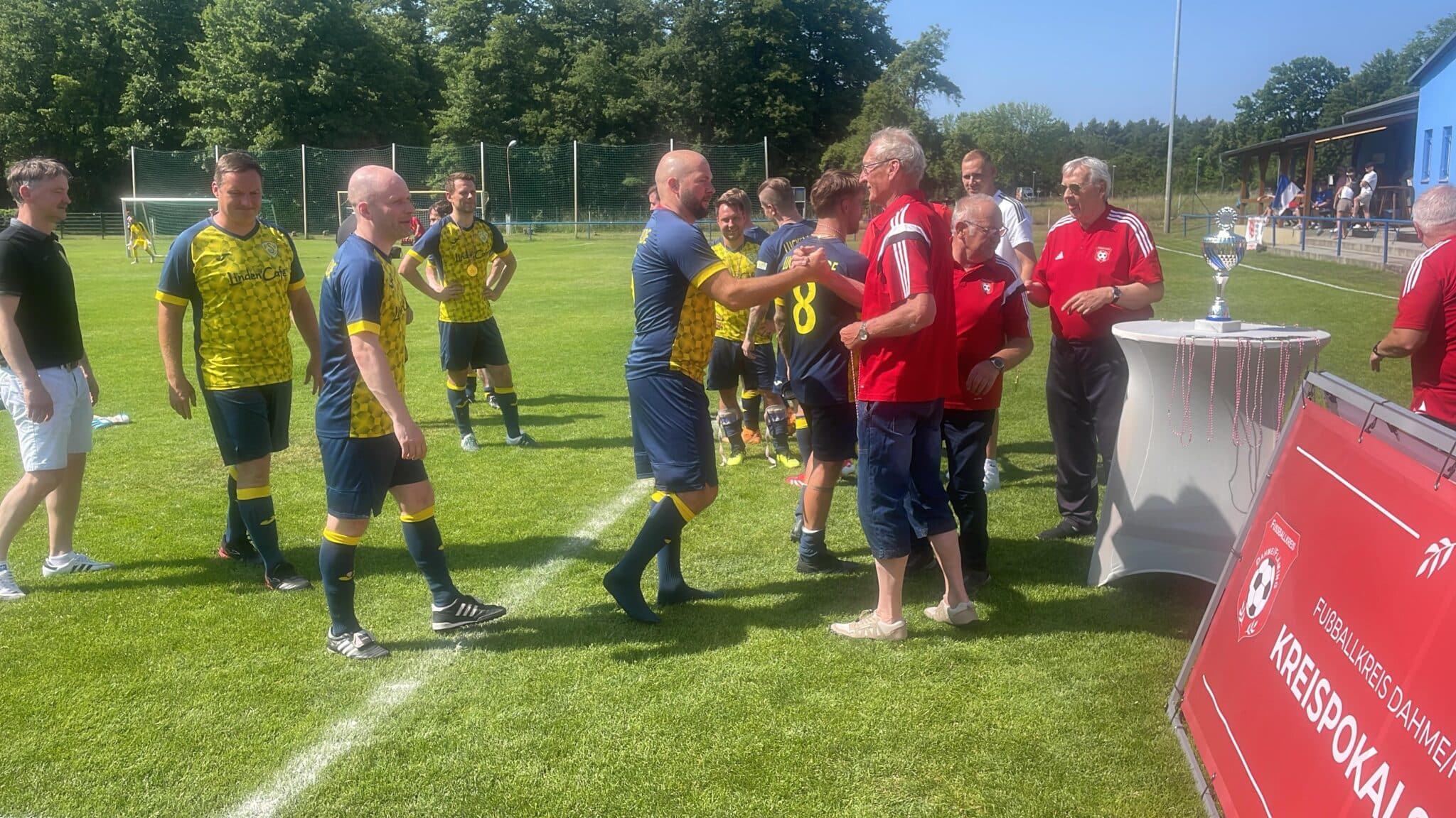 Oldies erspielen sich den Pokalsieg 12 Oldies erspielen sich den Pokalsieg 12