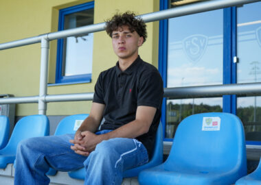 Max Hathaway wird ein gelb-blauer 3