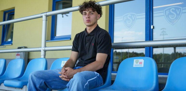 Max Hathaway wird ein gelb-blauer 1