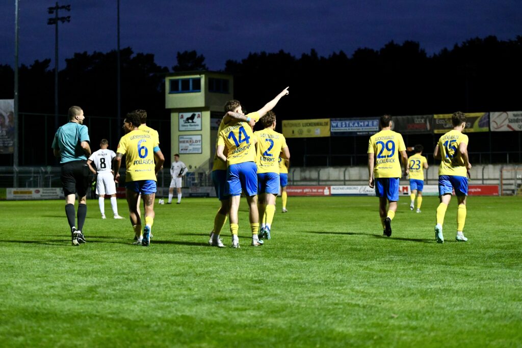 Schon neun Punkte gegen den Abstieg für den FSV   8