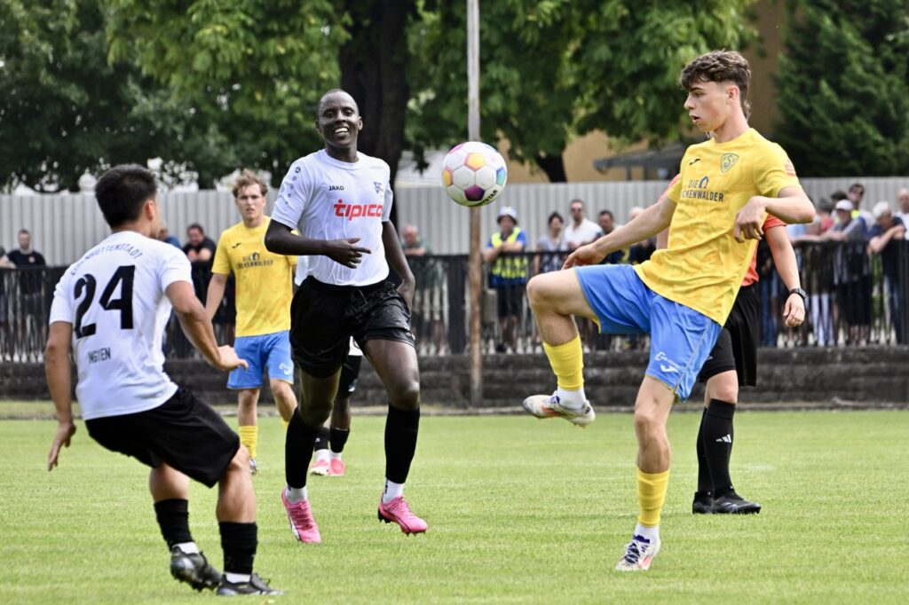 Pokalaufgabe in Eisenhüttenstadt gelöst –wieder Konzentration auf Regionalliga 41 Pokalaufgabe in Eisenhüttenstadt gelöst –wieder Konzentration auf Regionalliga 41