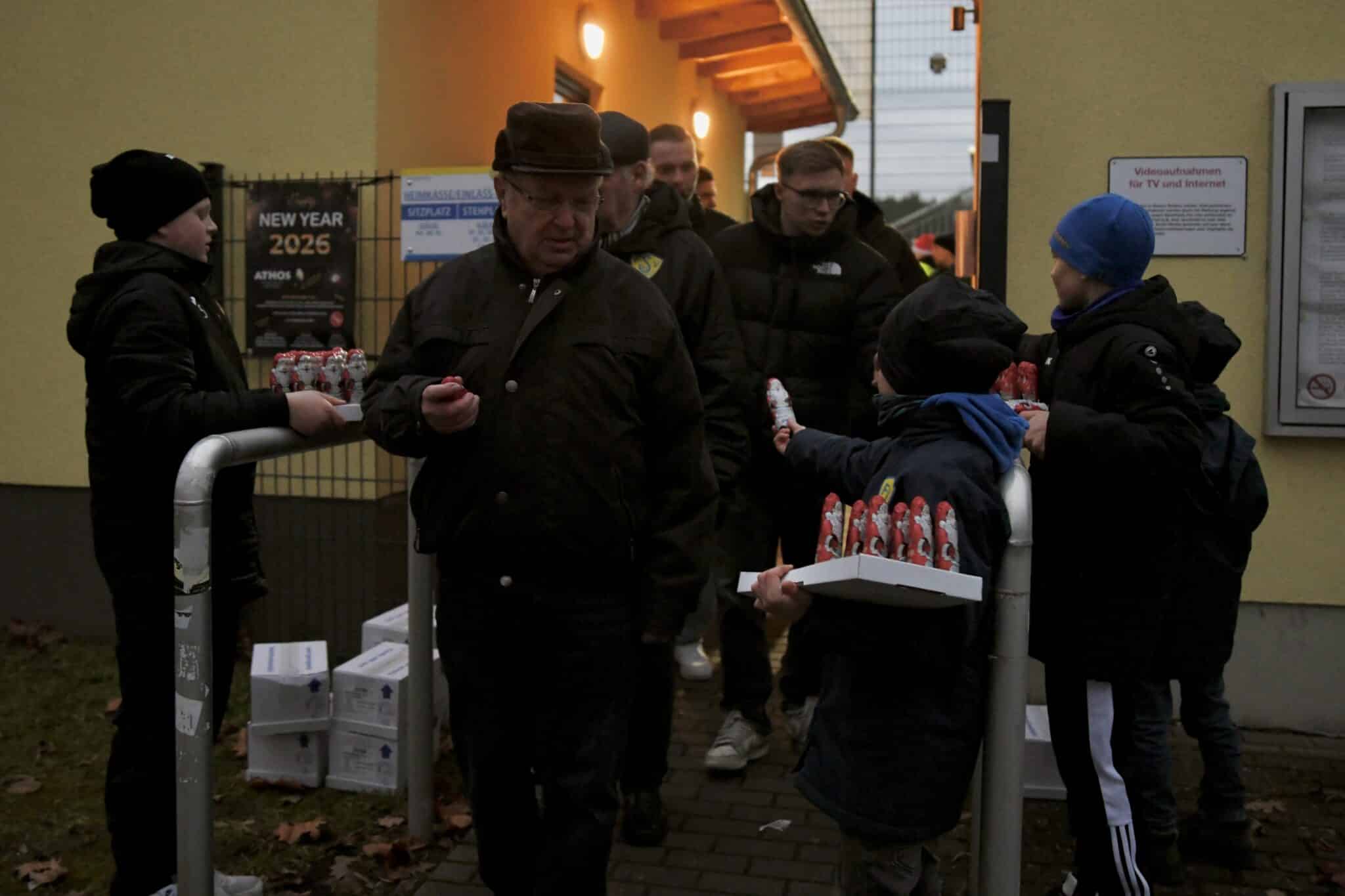 Viele Schokoladen-Weihnachtsmänner zu Nikolaus 2