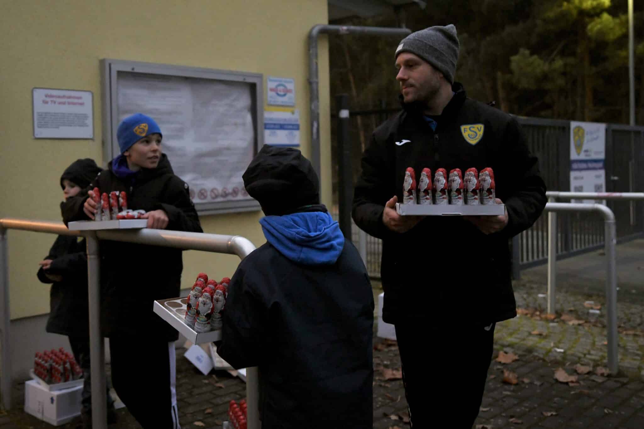 Viele Schokoladen-Weihnachtsmänner zu Nikolaus 5