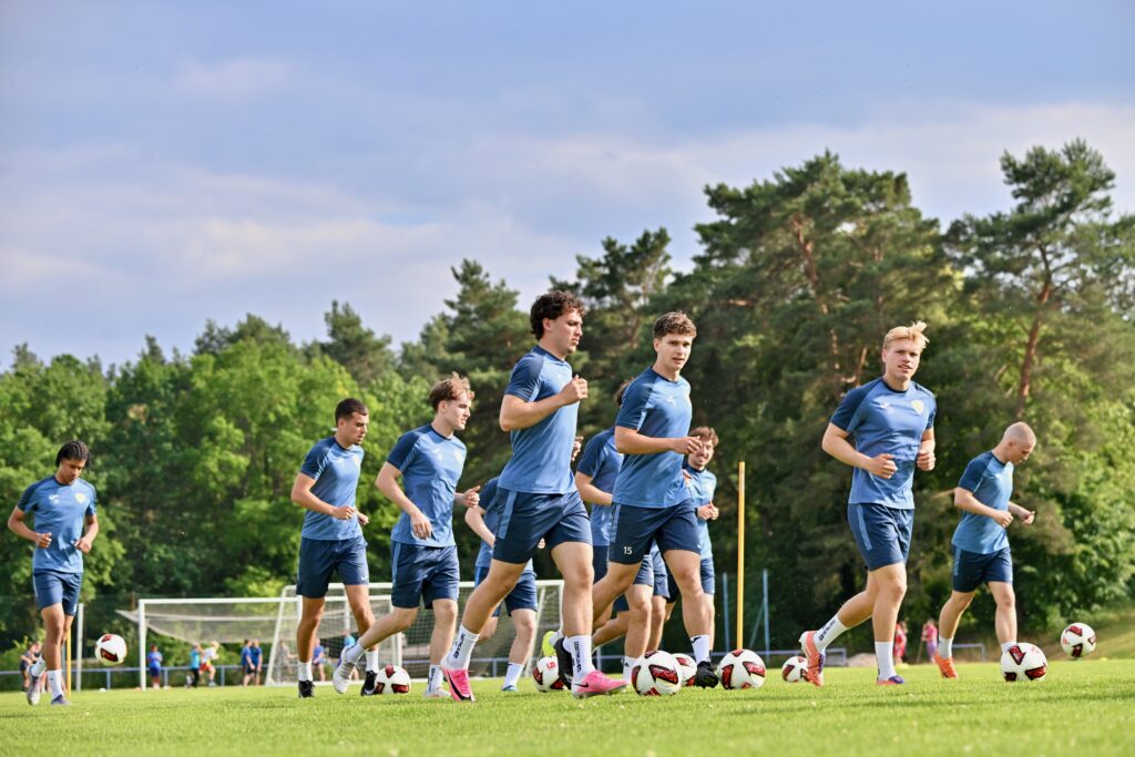 Trainingsauftakt bei der Ersten 3 Trainingsauftakt bei der Ersten 3
