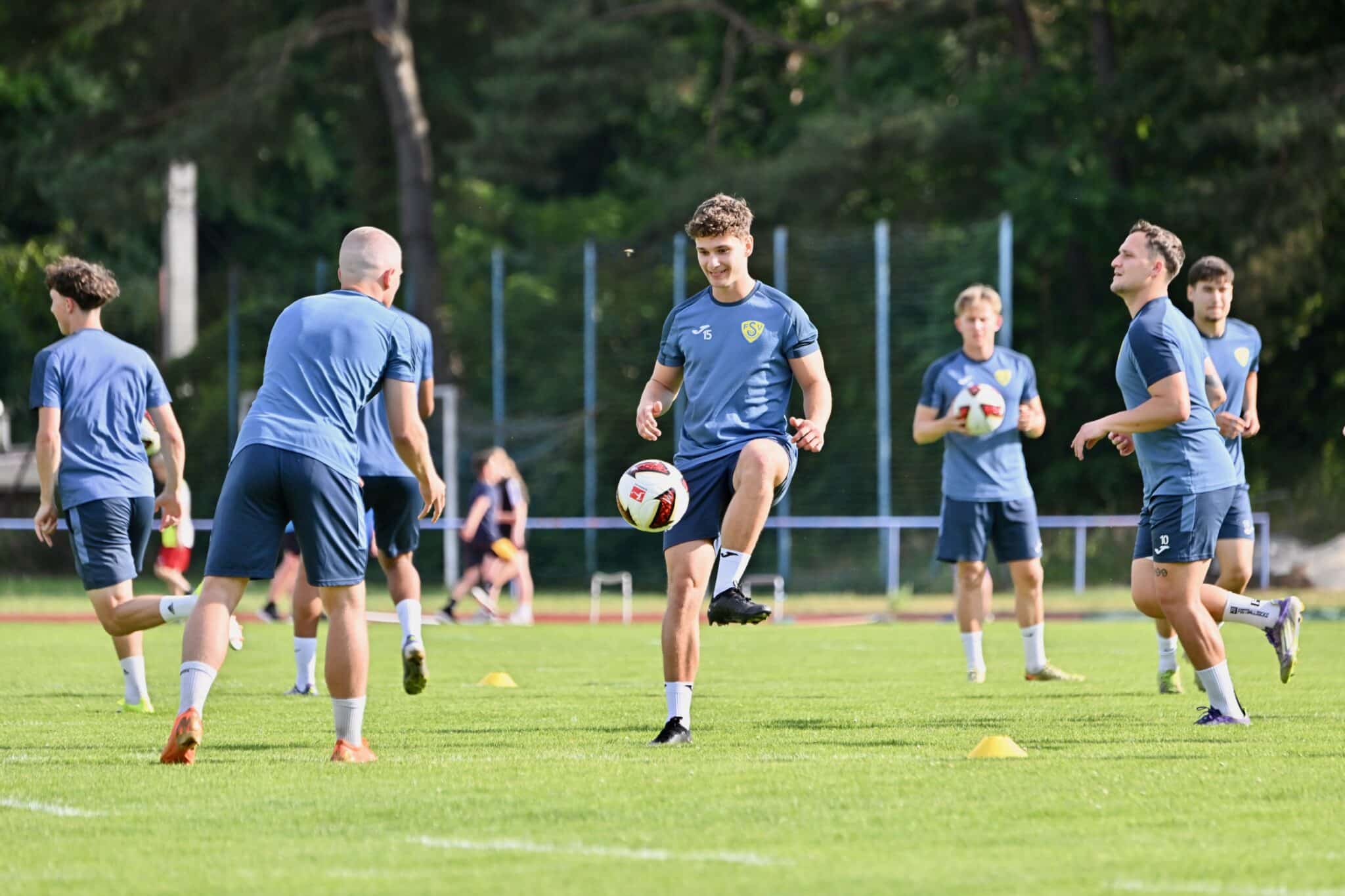 Trainingsauftakt bei der Ersten 4 Trainingsauftakt bei der Ersten 4