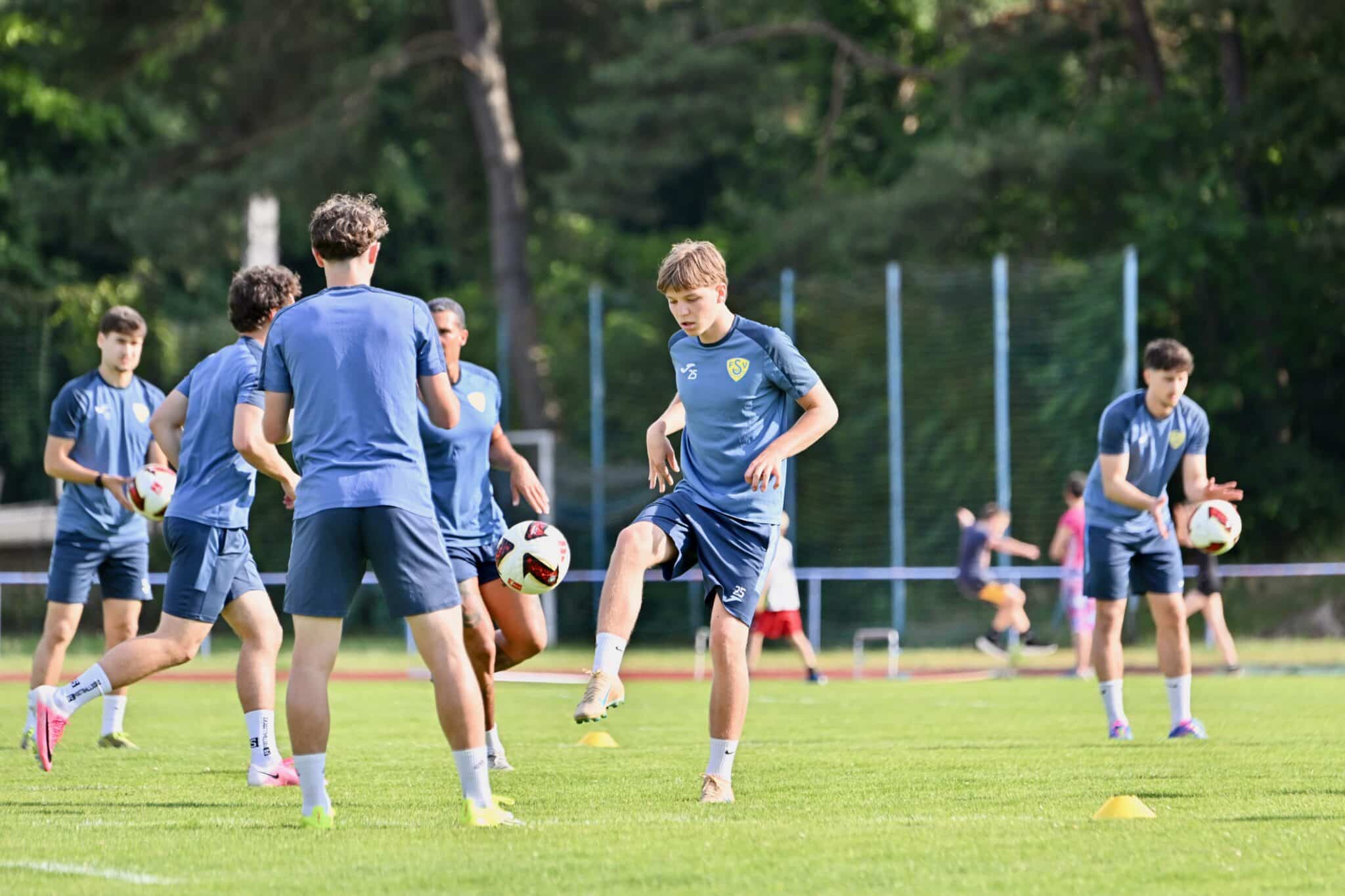 Trainingsauftakt bei der Ersten 5 Trainingsauftakt bei der Ersten 5