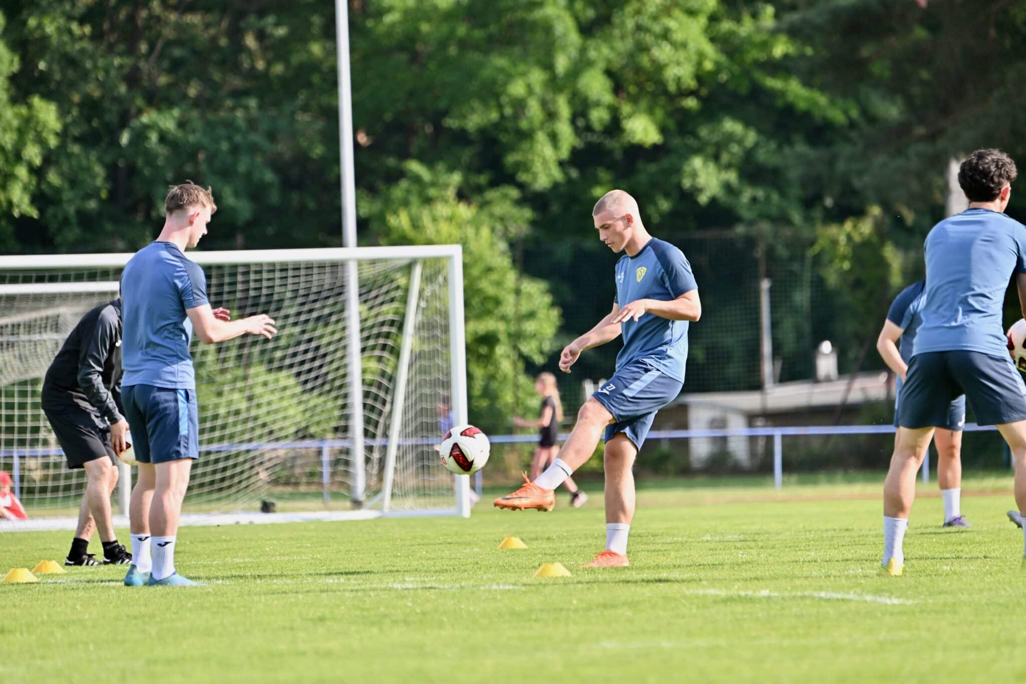 Trainingsauftakt bei der Ersten 7 Trainingsauftakt bei der Ersten 7