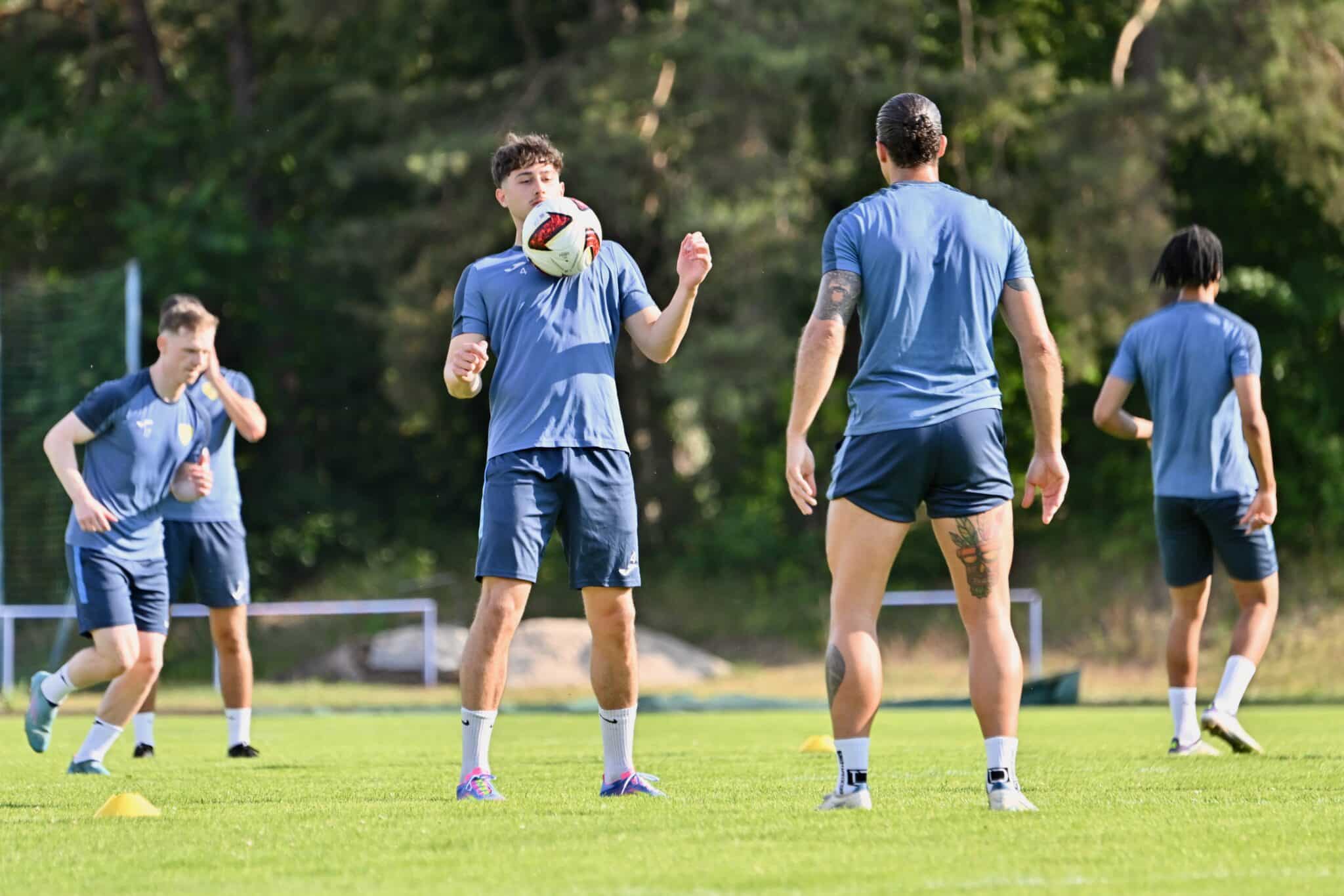 Trainingsauftakt bei der Ersten 10 Trainingsauftakt bei der Ersten 10