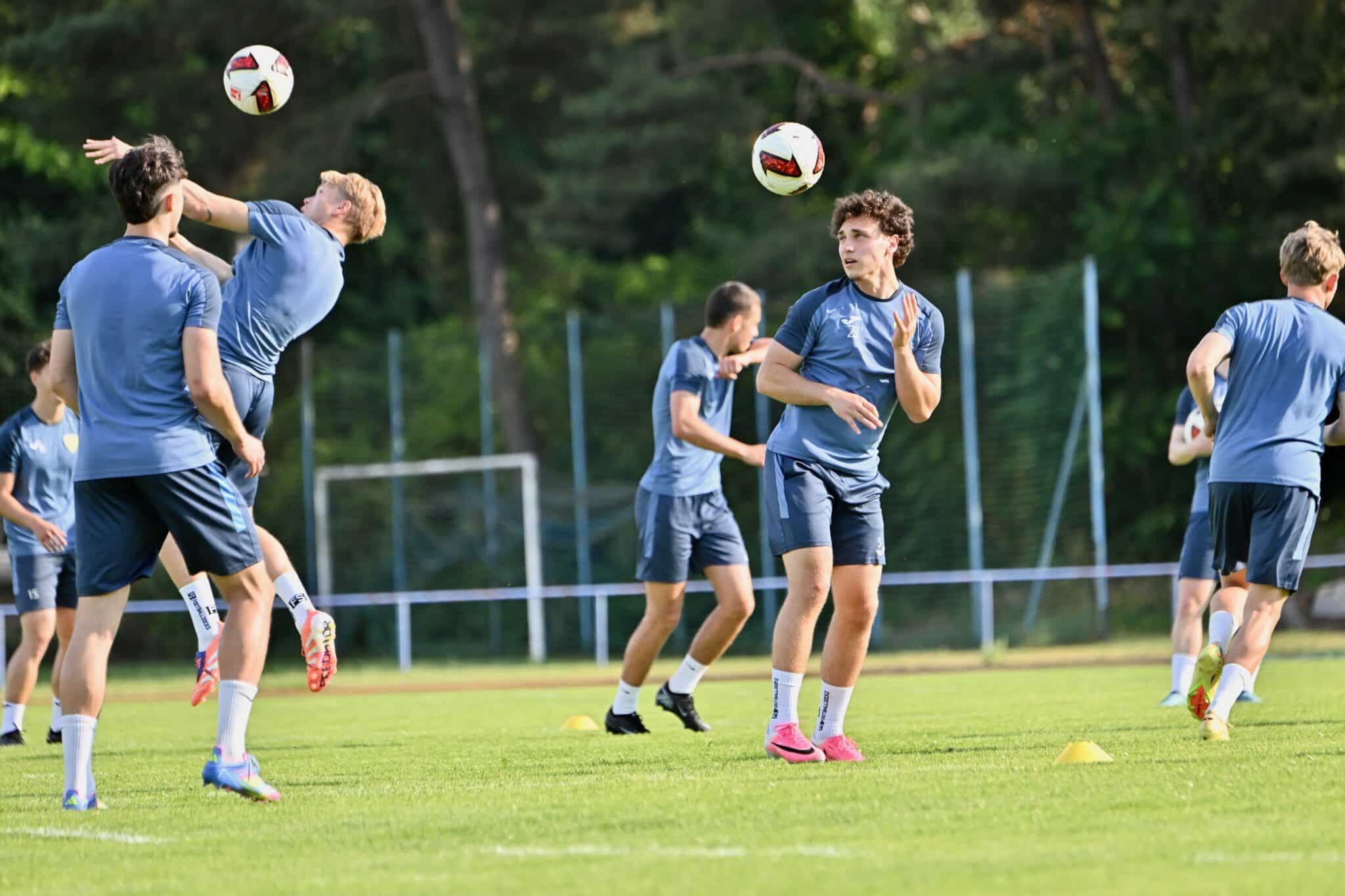 Trainingsauftakt bei der Ersten 11 Trainingsauftakt bei der Ersten 11