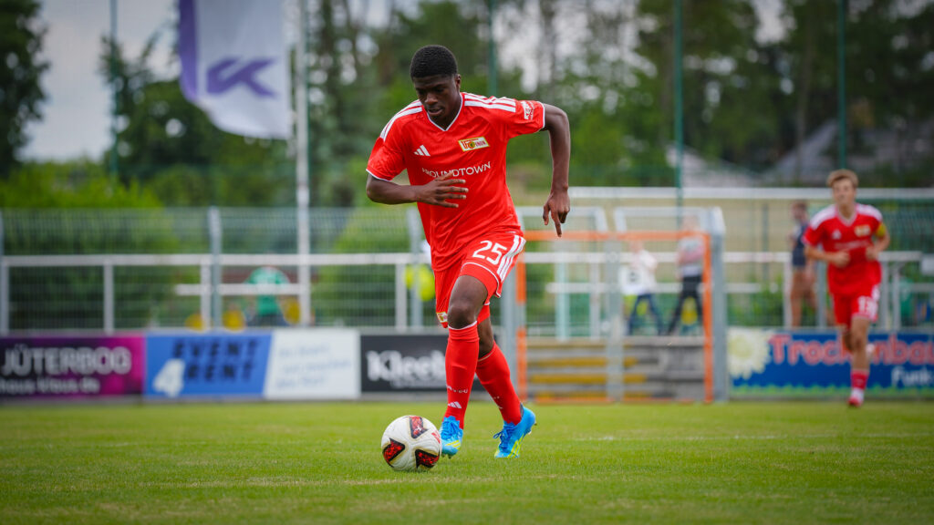 Regionalliga-Mannschaft gewinnt den 4. Luckenwalder Turmpokal 8 Regionalliga-Mannschaft gewinnt den 4. Luckenwalder Turmpokal 8