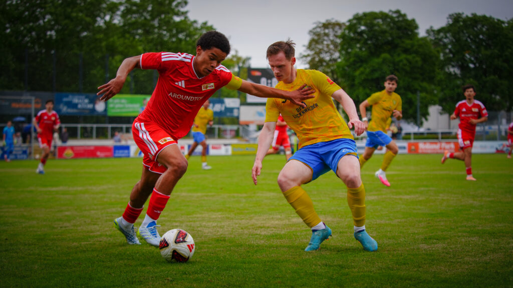 Regionalliga-Mannschaft gewinnt den 4. Luckenwalder Turmpokal 43 Regionalliga-Mannschaft gewinnt den 4. Luckenwalder Turmpokal 43