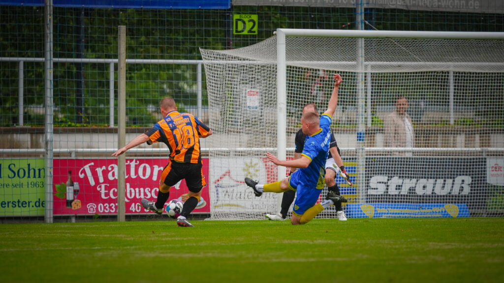 Viele Tore und schöner Fußball beim Legendenspiel 42