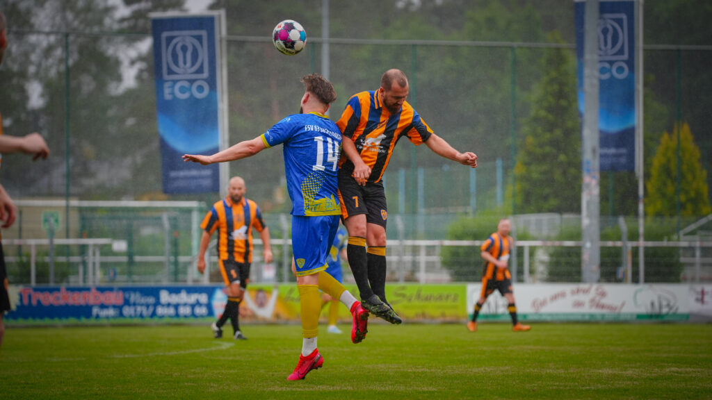 Viele Tore und schöner Fußball beim Legendenspiel 48