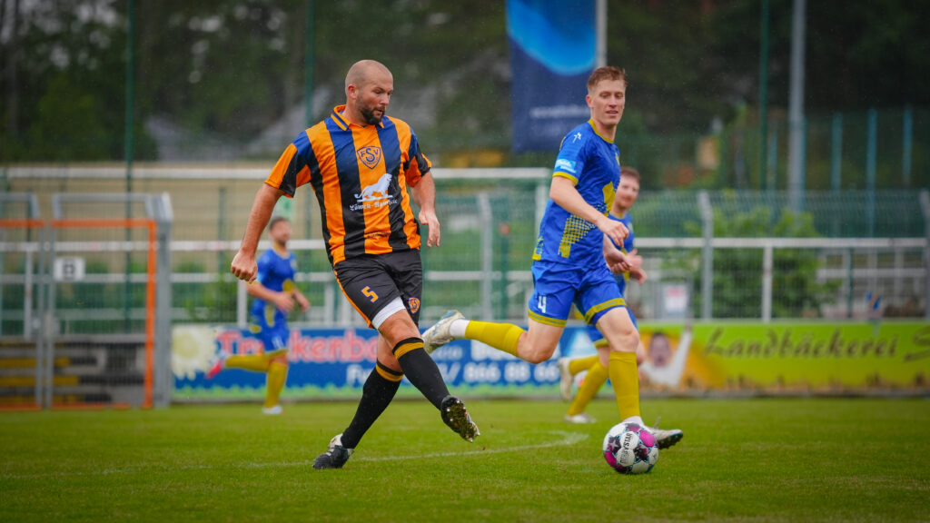 Viele Tore und schöner Fußball beim Legendenspiel 57