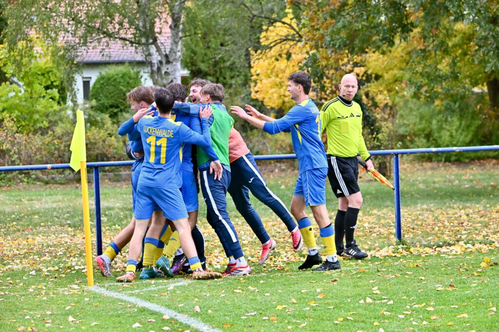 Riesen Jubel über Sieg unserer Zweeten 11 Riesen Jubel über Sieg unserer Zweeten 11